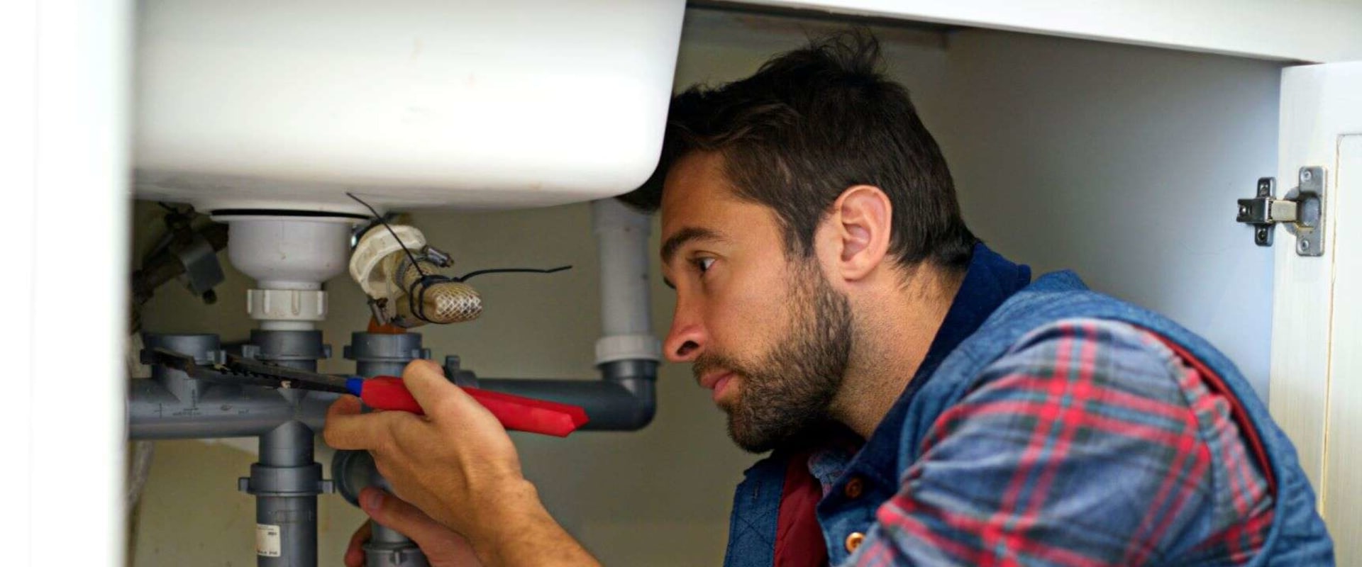 Reading Online Reviews: Find the Right Plumbing Company